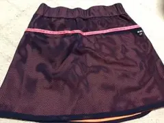 涼しく軽いスカートです。ネイビーにもオレンジにも見えます。