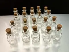 ミニチュア　ガラスの小瓶　角瓶　コルク付　20個セット　スクエア