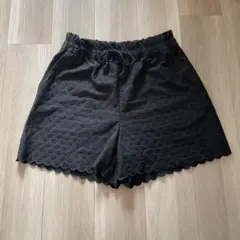 H&M エイチアンドエム　黒 花柄刺繍　スカラップ　ショートパンツ