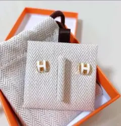 H型モチーフ ピアス(両耳用) ゴールドとホワイト