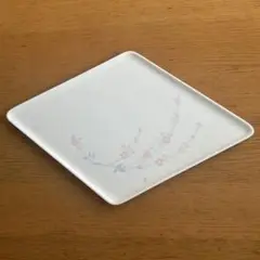花柄の白い皿