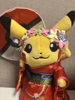 着物ピカチュウぬいぐるみ　舞妓はんピカチュウ　おすわりver. Amazon.co.jp: ポケモンセンターキョウト ぬいぐるみ ピカチュウ