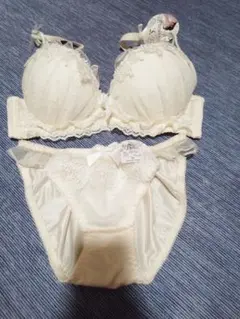 アイボリー ブラジャーショーツセット B75