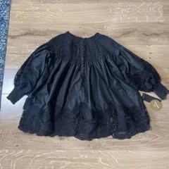胸元ギャザーレース　Floral lace and ruched blouse