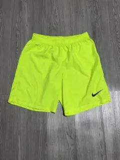 Nike 蛍光イエロー ショートパンツ