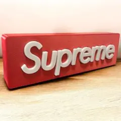 シュプリーム | Supremeのロゴデザインの立体的なランプシェード。