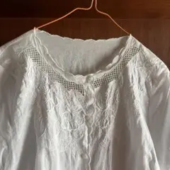 レトロな刺繍がかわいいブラウス