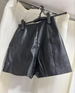 レザー ブラック ショートパンツ