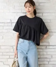 フリル付きTシャツ