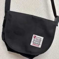 音楽ロゴ付きブラックショルダーバッグ