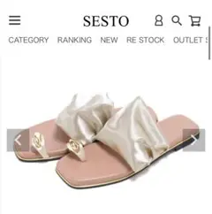 SESTO ストレッチサテンサムリングサンダル