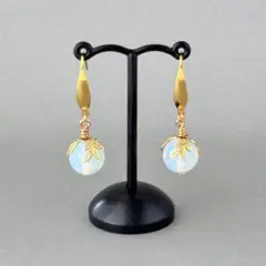 天然石オパールのシンプルで揺れるピアス／イヤリング（ハンドメイド）