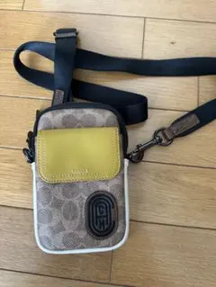 COACH スマホショルダーバッグ ブラウン/イエロー