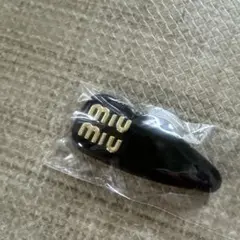 miuロゴが特徴的なヘアクリップ黒
