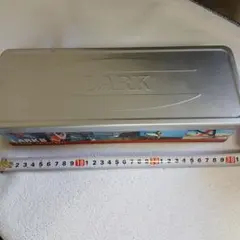 タバコLARKノベルティサーフィンデザイン 缶ケース 横30cm×高さ6cm
