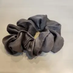 グレーの布製シュシュ