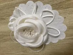 ホワイト花モチーフブローチ