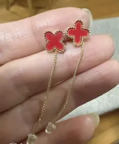 レッド クローバー型 ロングピアス