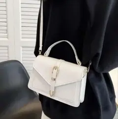 値下げ中　ホワイト フラップ付きショルダーバッグ