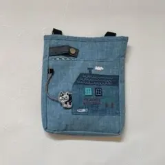 新品kusuquru 青いポシェット 家の刺繍付き