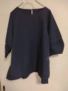 【未使用】イッツデモの紺色のブラウス ポワン袖
