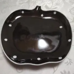 黒のりんご型ドット皿