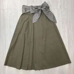 ikka ミモレ丈 コットンフレアスカート タック入り カーキ リボン付き M