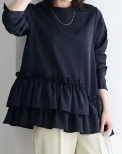 フリル付きブラック長袖トップス　ピエロ