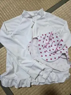 ホワイトラッシュガードと水玉帽子セット