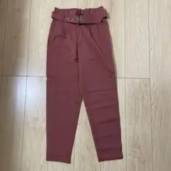 テーパードパンツ　オフィスカジュアル