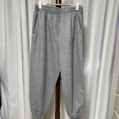 グレー スウェットパンツ