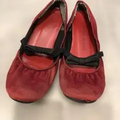 赤いリボン付きバレエシューズ