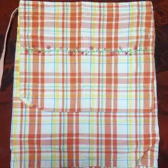 エプロン　オレンジ　腰かけ