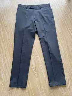 【美品】UNIQLO 感動パンツ W82 ダークグレー