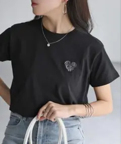 ハートロゴラメ刺繍コンパクトTシャツ　ブラック