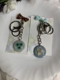 金アレ対応　青色の花入りレジンキーホルダー