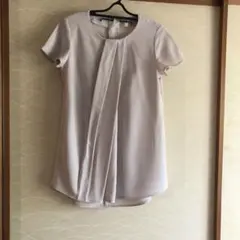 ベージュ色のブラウス風チュニック