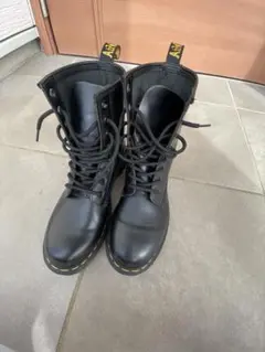 ドクターマーチン8ホールブラック レースアップブーツ ミッドカット