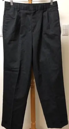 スラックス　黒に近いグレー