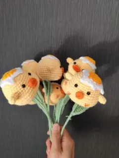 SALE=400円かわいいプレゼント。ひよこの花　あみぐるみ