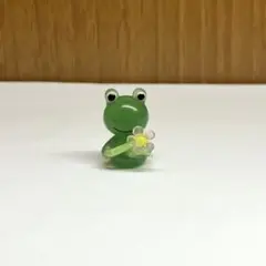 花をもつ小さなカエル　ガラス細工