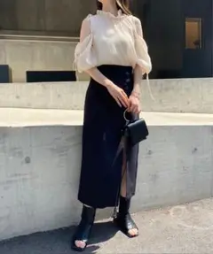 ブラックボタン付きスリットロングスカート