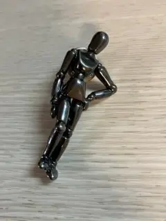 ピンバッジ　銀色　人型　個性的