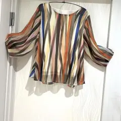 多色のストライプのブラウス