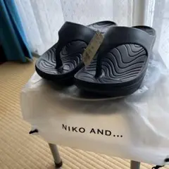 NIKO AND... ブラックトングサンダル