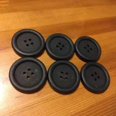 黒のプラスチックボタン 6個セット