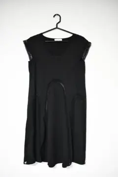 黒のノースリーブひざ丈ワンピース