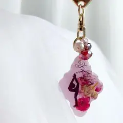 【2675】フィギュアスケート モロッカンタイル型紫陽花と赤いコデマリキーホルダ