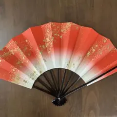 舞扇子 赤と白のグラデーション 金色の模様