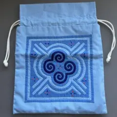 青い巾着袋 渦巻き模様刺繍